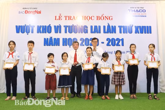 Báo Đồng Nai trao 100 suất học bổng cho học sinh nghèo, có hoàn cảnh đặc biệt khó khăn