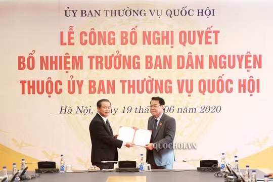 Trao quyết định phê chuẩn chức vụ Trưởng Ban Dân nguyện