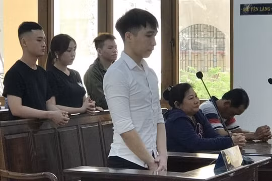 Sát hại bạn gái vì không được kiểm tra điện thoại