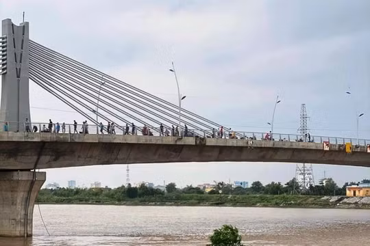 Tìm tung tích thiếu nữ 16 tuổi thả mình xuống sông Trà Lý chảy xiết