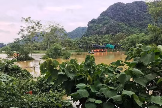 Hai học sinh tử vong khi đi qua đập tràn