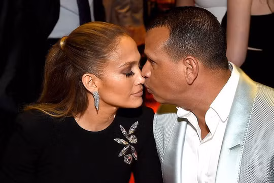 Jennifer Lopez 2 lần cách ly, 2 lần hoãn cưới vì Covid-19