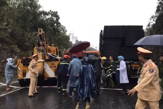 Huế: Tai nạn giao thông nghiêm trọng khiến 6 người thương vong