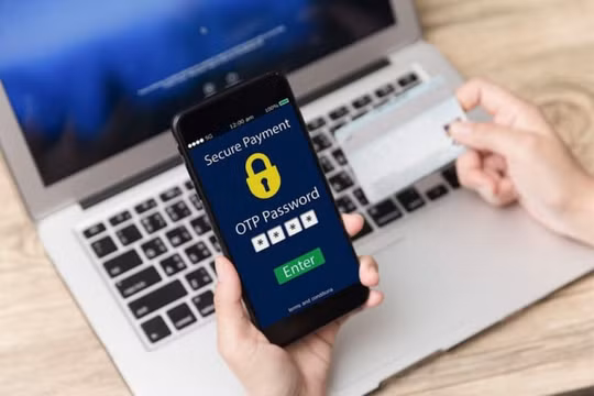 Ngân hàng đồng loạt miễn, giảm phí chuyển tiền, khuyến khích sử dụng công cụ online