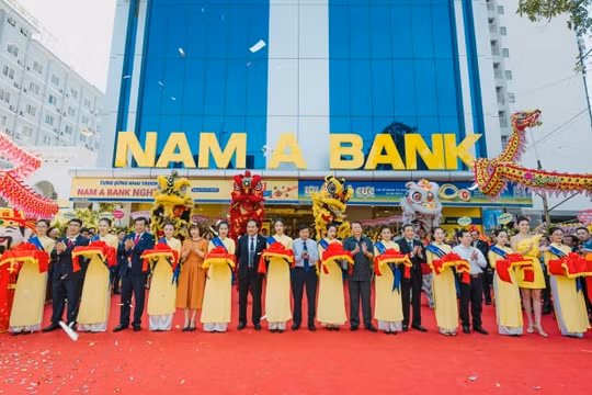 Trao 100 triệu đồng cho Hội nạn nhân chất độc da cam tại lễ khai trương Nam A Bank Nghệ An