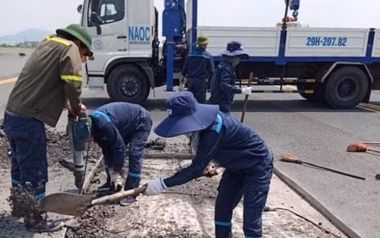 Phạt 25 triệu đồng giám sát viên bỏ vị trí làm việc tại sân bay Nội Bài