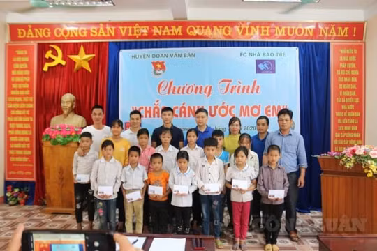 FC Nhà Báo trẻ "Chắp cánh ước mơ" cho học sinh vùng cao
