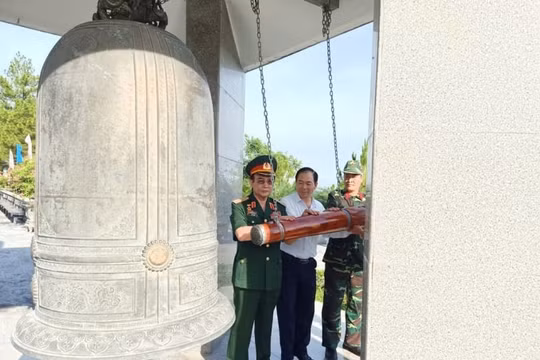 Ban Biên tập Báo Xây dựng dâng hương tri ân tại Quảng Trị