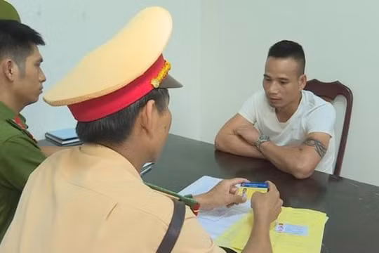 Đưa thẻ phóng viên giả để xin CSGT bỏ qua lỗi vi phạm