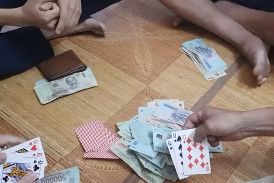 Khởi tố nguyên Phó Trưởng công an phường 6 về hành vi đánh bạc