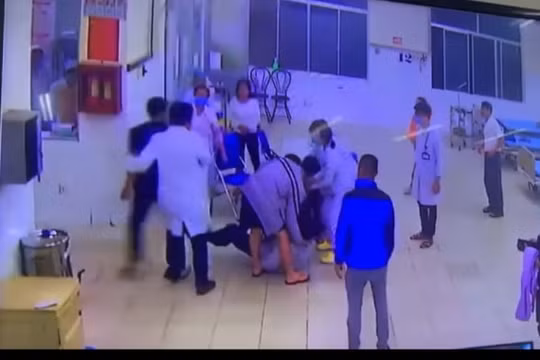 Khởi tố 2 cha con hành hung nhân viên y tế Bệnh viện Đa khoa Lâm Đồng