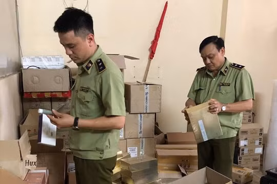 Hà Nội: Thu giữ lô hàng mỹ phẩm làm đẹp nghi nhập lậu