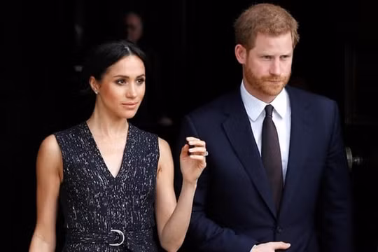 Xuất bản sách về những chuyện quá riêng tư, dân Anh muốn vợ chồng Harry - Meghan "bị đuổi khỏi hoàng gia vĩnh viễn"