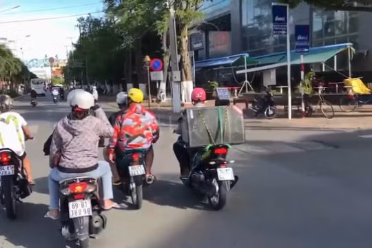 Bạc Liêu: Xử phạt 8 thanh niên mở loa kẹo kéo, bốc đầu trên đường