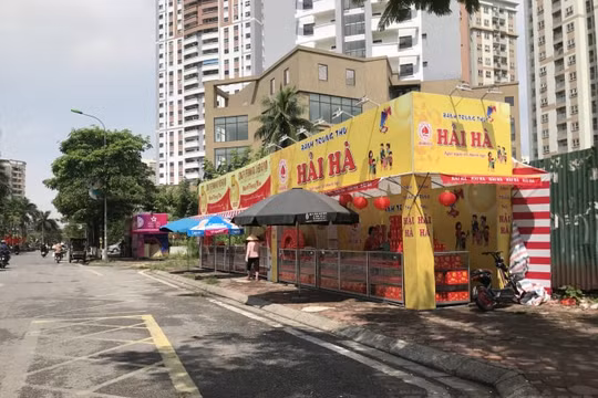 Hà Nội: Các quầy bánh Trung thu “xẻ thịt” vỉa hè, chính quyền có buông lỏng quản lý?