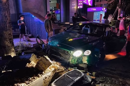 Xế sang Bentley ‘nát đầu’ sau cú đâm trực diện lên vỉa hè ở Hà Nội