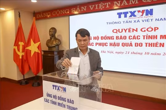 Thông tấn xã Việt Nam quyên góp ủng hộ đồng bào miền Trung khắc phục thiên tai, lũ lụt