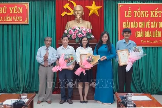 Phú Yên trao giải thưởng báo chí về xây dựng Đảng