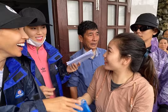 1.500 suất quà Hoa hậu Kỳ Duyên mang đi cứu trợ miền Trung bị nước tràn vào