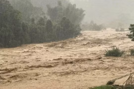 Hà Tĩnh: Một học sinh chết đuối vì kết bè chuối đi đánh cá trong lũ