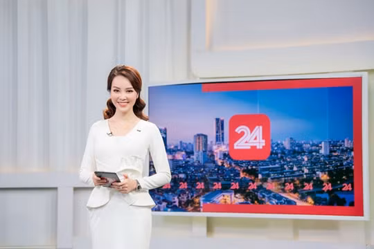 Á hậu Thụy Vân chính thức quay trở lại dẫn bản tin của 'Chuyển động 24h'