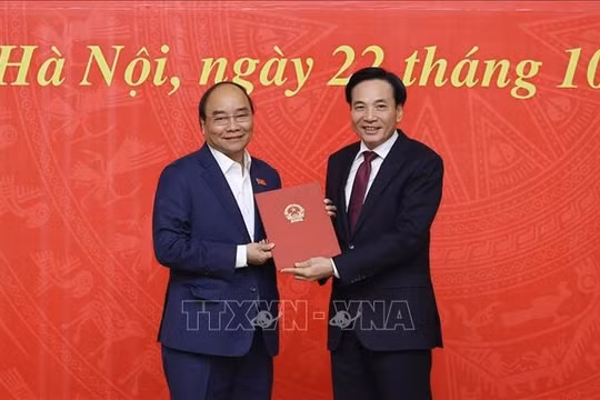 Thủ tướng trao quyết định bổ nhiệm Phó Chủ nhiệm Văn phòng Chính phủ
