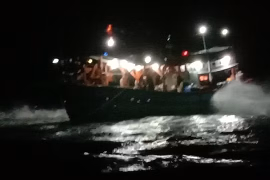 Tìm phương án giải cứu tàu cá bị mắc cạn khi vào trú bão tại Lý Sơn