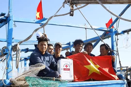 Trao cờ Tổ quốc, tủ thuốc y tế đến tay ngư dân huyện đảo Lý Sơn