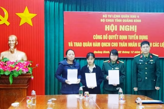 Tuyển dụng và trao quân hàm quân nhân chuyên nghiệp cho thân nhân liệt sỹ hy sinh trong cứu hộ cứu nạn