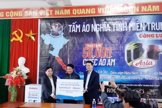 Chương trình 'Tấm áo nghĩa tình miền Trung': Mang yêu thương về với người dân vùng lũ