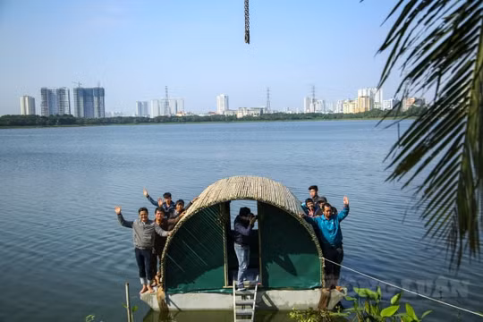 Cận cảnh nhà chống lũ bằng bê tông, chứa được 3 tấn hàng nổi trên mặt nước