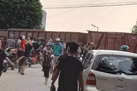 Hà Nội: Tàu hỏa đâm trúng xe khách 45 chỗ chở học sinh, nhiều em bị thương