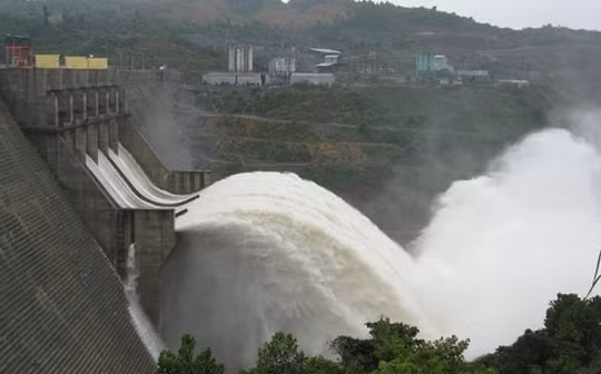 Sáng mai, thủy điện Hòa Bình xả lũ