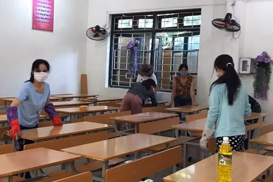 Mặc nắng nóng thầy cô tích cực chuẩn bị đón học sinh đi học trở lại