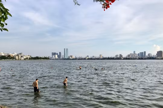 Hà Nội: Người dân đổ xô ra hồ Tây bơi lội "giải nhiệt"