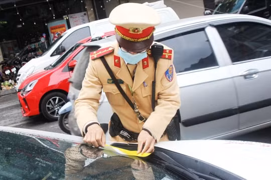 Ô tô dừng đỗ sai quy định vẫn bị cẩu, kéo về bãi tạm giữ