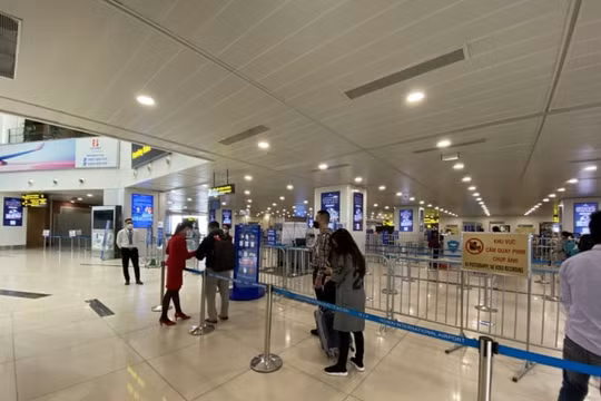 3 hành khách bị cấm bay do hành vi gây rối, trộm điện thoại và hút thuốc trên máy bay