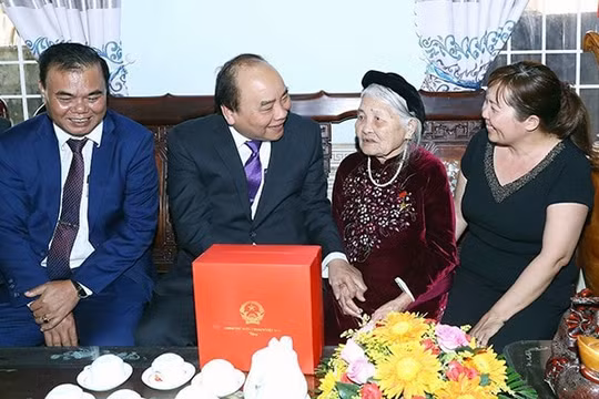 Trình Chủ tịch nước tặng quà người có công dịp Tết Tân Sửu 2021