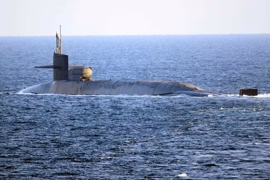 Mỹ điều tàu ngầm hạt nhân qua eo biển Hormuz, cảnh báo nóng cho Iran