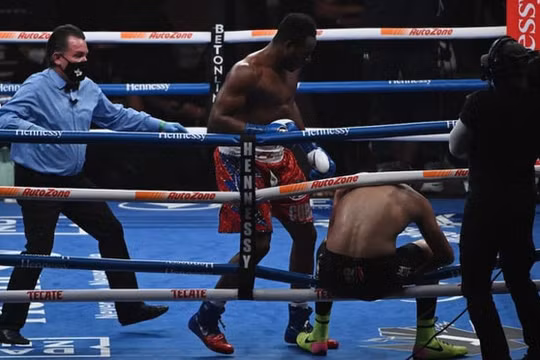 Cả gan thách thức đối thủ, võ sĩ bị knock-out ngay tại sàn đấu