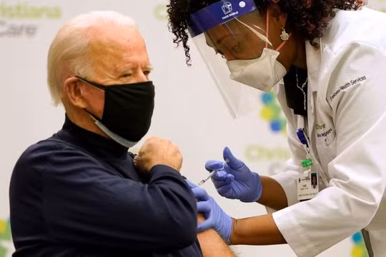 Ông Biden tiêm vắc xin Covid-19 trực tiếp trên truyền hình