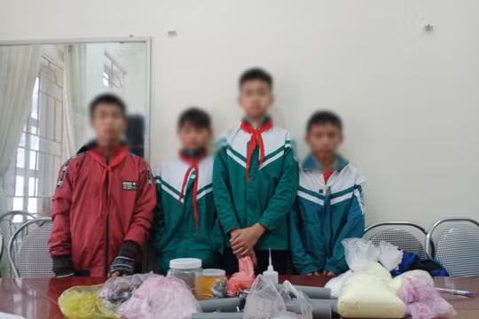 Nhóm học sinh rủ nhau lên mạng học chế tạo pháo để sử dụng