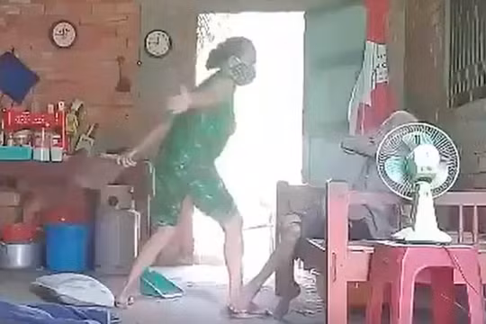 Long An: Khởi tố, bắt tạm giam người con bạo hành, xúc rác đổ lên đầu mẹ ruột