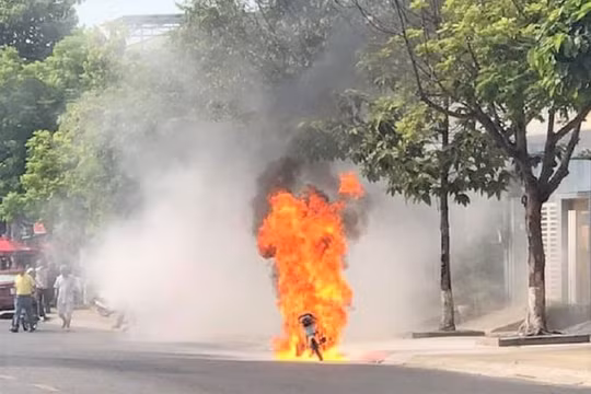 Xe máy bốc cháy ngùn ngụt giữa đường trong ngày nắng đỉnh điểm