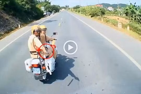 CSGT rút súng truy đuổi xe tải bỏ trốn như phim hành động