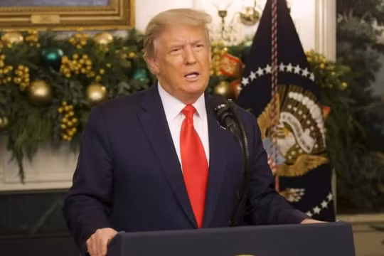 Ông Trump ký dự luật tài trợ cho chính phủ và cứu trợ COVID-19