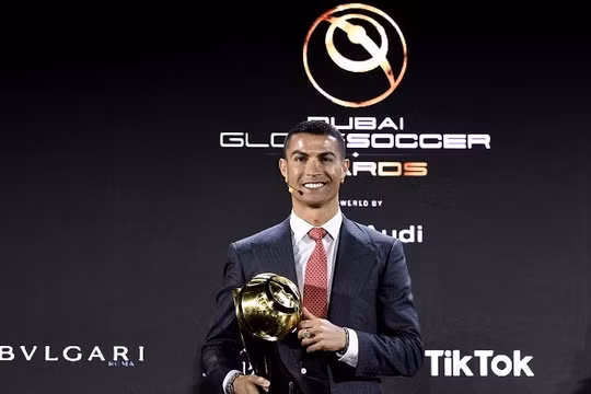 Siêu sao Ronaldo giành giải Cầu thủ xuất sắc nhất thế kỷ