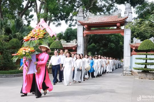 Báo Nghệ An dâng hương tại Khu Di tích Quốc gia đặc biệt Kim Liên