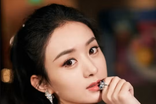 Lộ diện hình ảnh đầu tiên của con trai Triệu Lệ Dĩnh