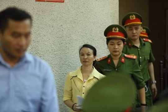 Đang xét xử phúc thẩm vụ án mẹ nữ sinh giao gà